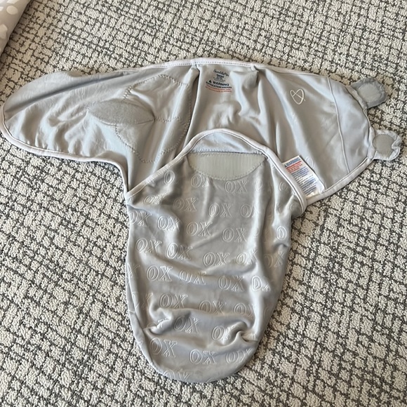 SwaddleMe Original Soft & Cozy Velboa Swaddle Wrap - Picture 4 of 5